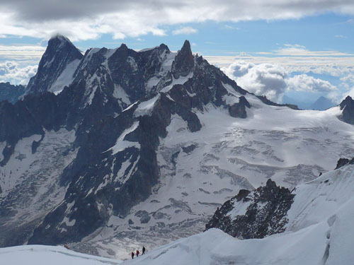 Die Grandes Jorasses. Fotografiert von David Ballesteros von der Aiguille du Midi aus. Ein beeindruckender Berg. Whymper, Croz, Almer und Biner nehmen deren Felsen auf der Suche nach einer machbaren Route in Augenschein. Die Grandes Jorasses. Fotografiert von David Ballesteros von der Aiguille du Midi aus. Ein beeindruckender Berg. Whymper, Croz, Almer und Biner nehmen deren Felsen auf der Suche nach einer machbaren Route in Augenschein.